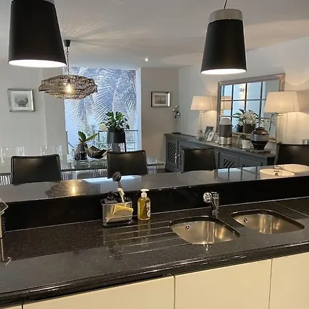 Maison De 250 M2 Avec à Villa